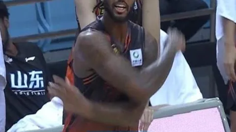 阿斯顿维拉官方宣布签下阿森纳后卫钱伯斯